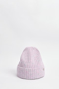 Gorro tejido unicolor con dije decorativo