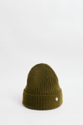 Gorro tejido unicolor con dije decorativo