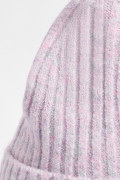 Gorro tejido unicolor con dije decorativo