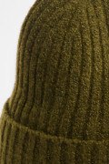 Gorro tejido unicolor con dije decorativo