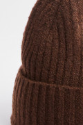 Gorro tejido unicolor con dije decorativo
