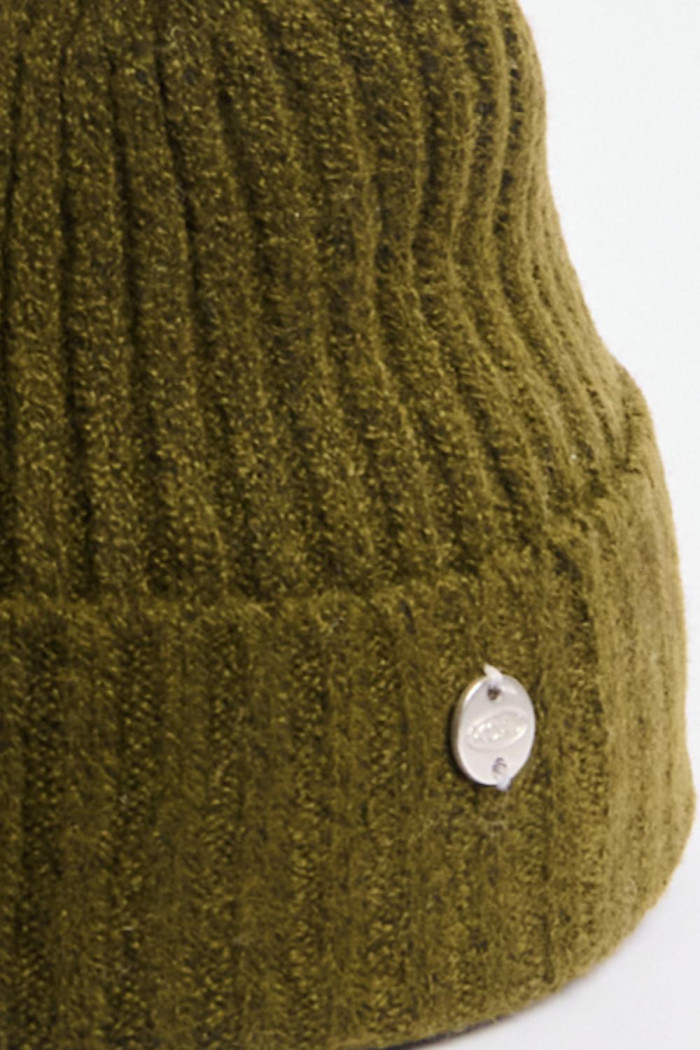 Gorro tejido unicolor con dije decorativo