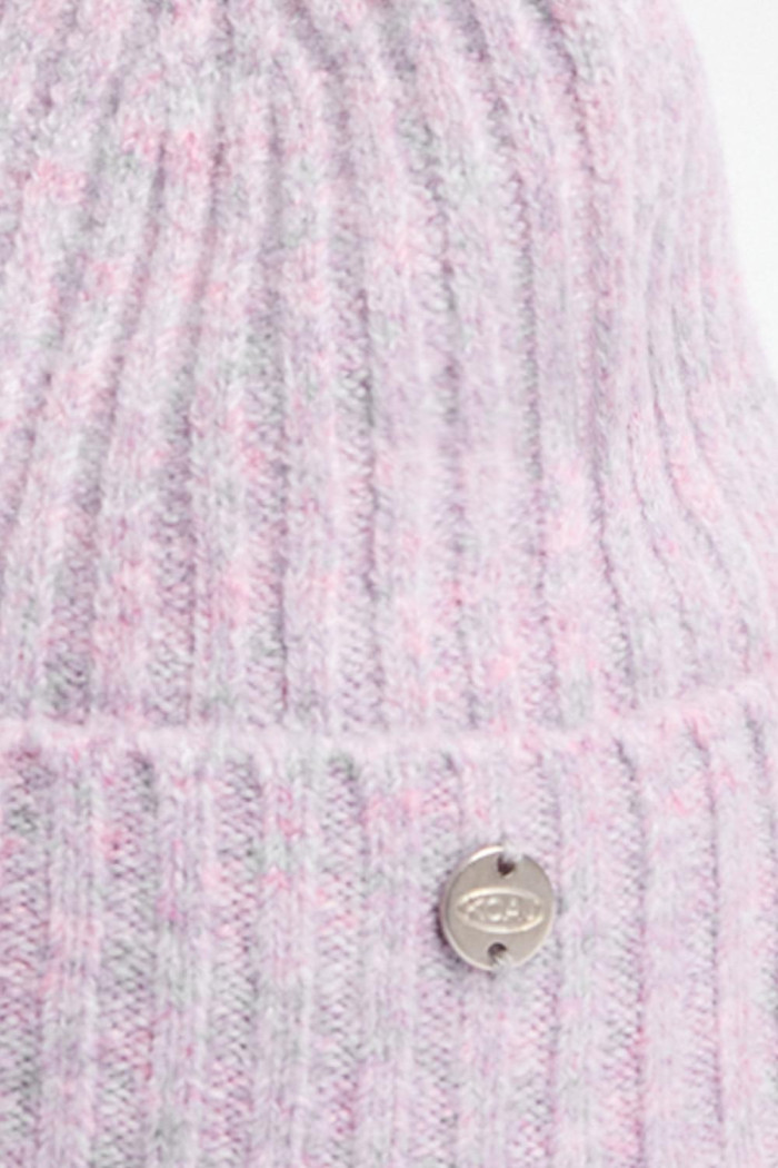 Gorro tejido unicolor con dije decorativo
