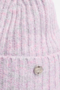Gorro tejido unicolor con dije decorativo