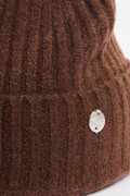 Gorro tejido unicolor con dije decorativo