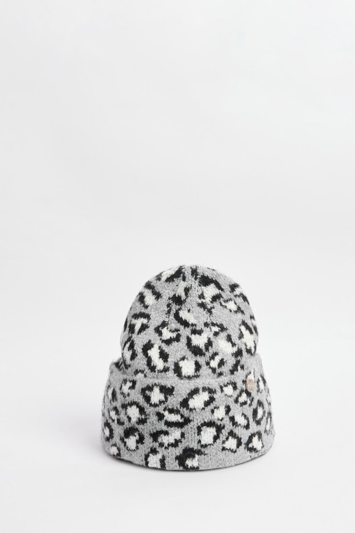 Gorro tejido unicolor con diseños animal print