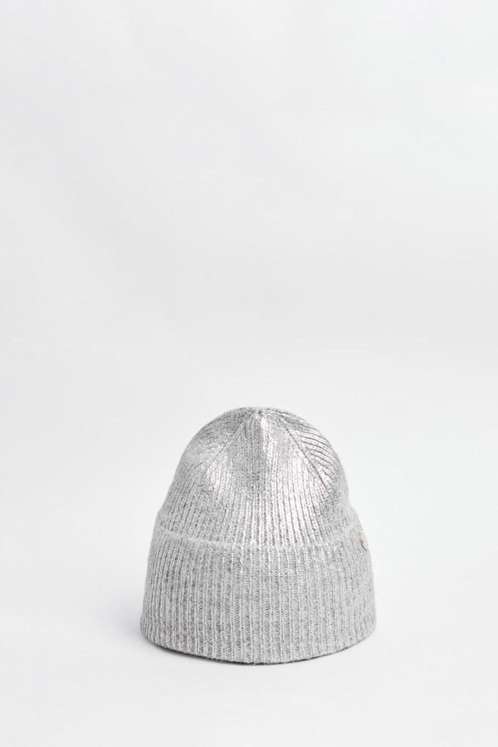 Gorro unicolor tejido con acabado brillante