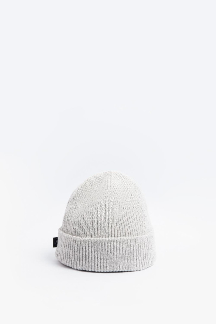 Gorro tejido unicolor con doblez sencillo y marquilla