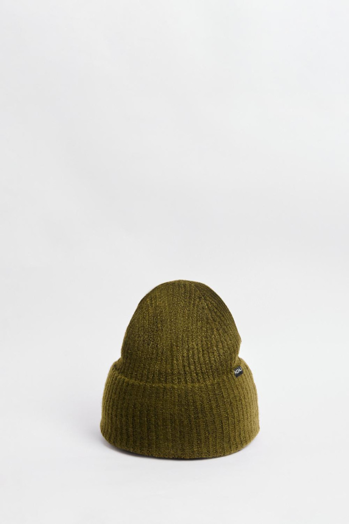 Gorro unicolor tejido con doblez y marquilla