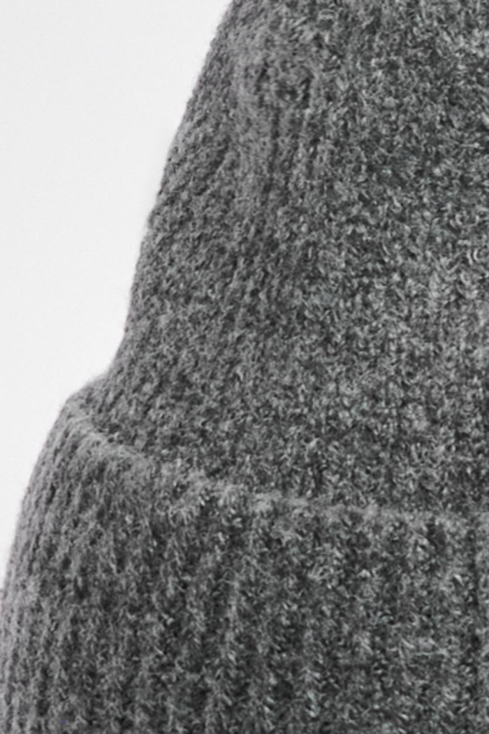 Gorro unicolor tejido con doblez y marquilla