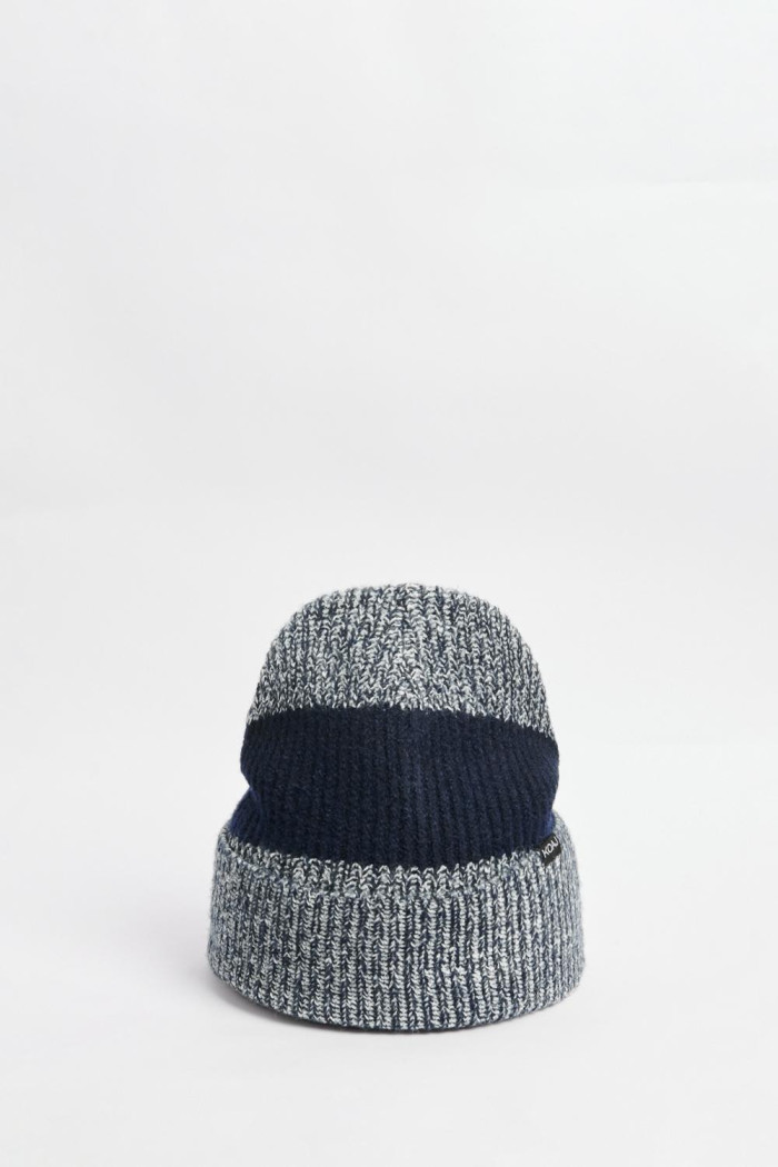 Gorro tejido azul oscuro con cortes en contraste
