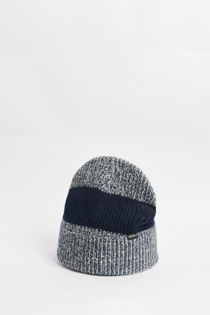 Gorro tejido azul oscuro con cortes en contraste