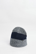 Gorro tejido azul oscuro con cortes en contraste