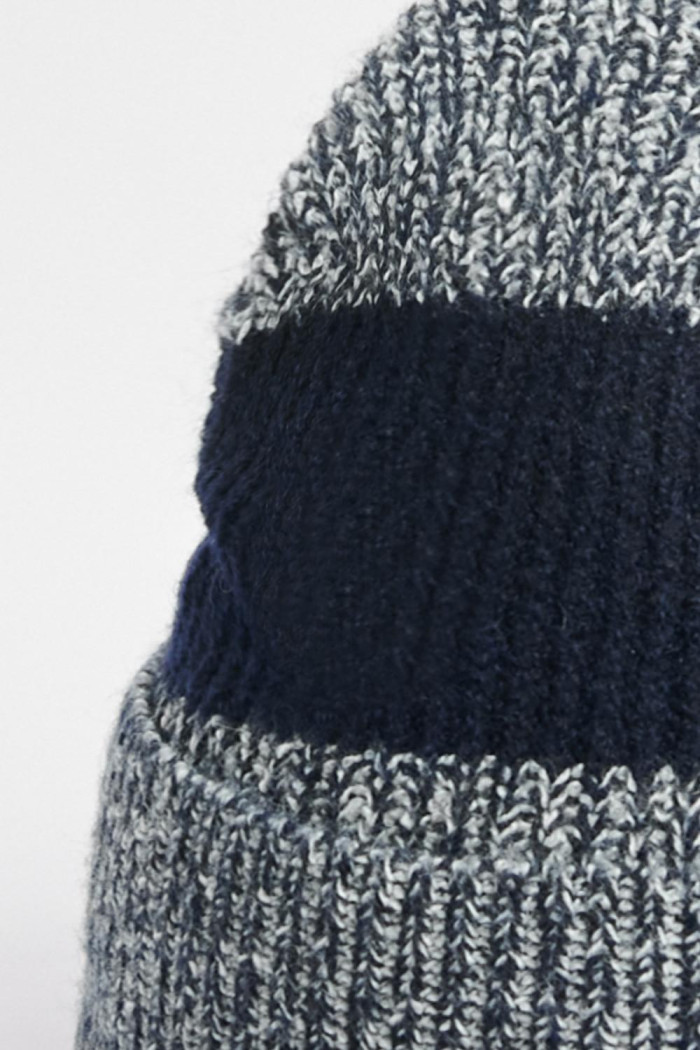 Gorro tejido azul oscuro con cortes en contraste