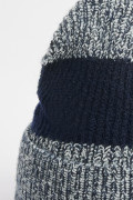 Gorro tejido azul oscuro con cortes en contraste