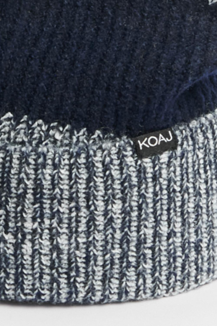 Gorro tejido azul oscuro con cortes en contraste