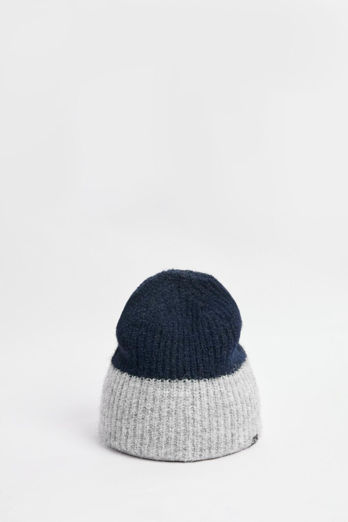 Gorro tejido unicolor con corte en contraste