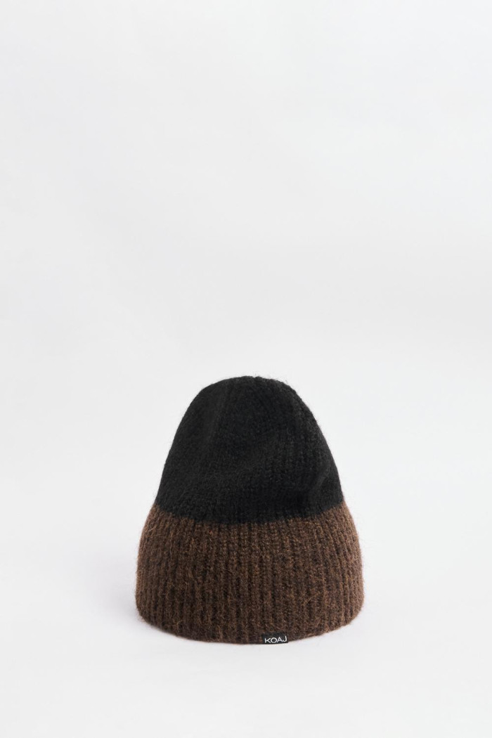 Gorro tejido unicolor con corte en contraste