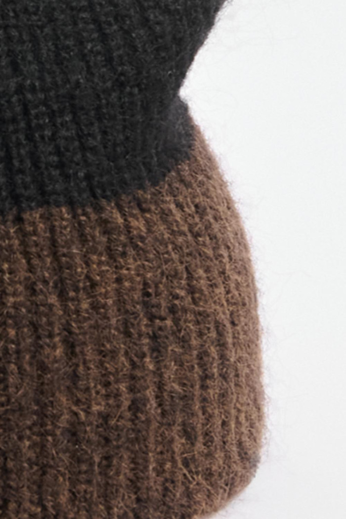 Gorro tejido unicolor con corte en contraste