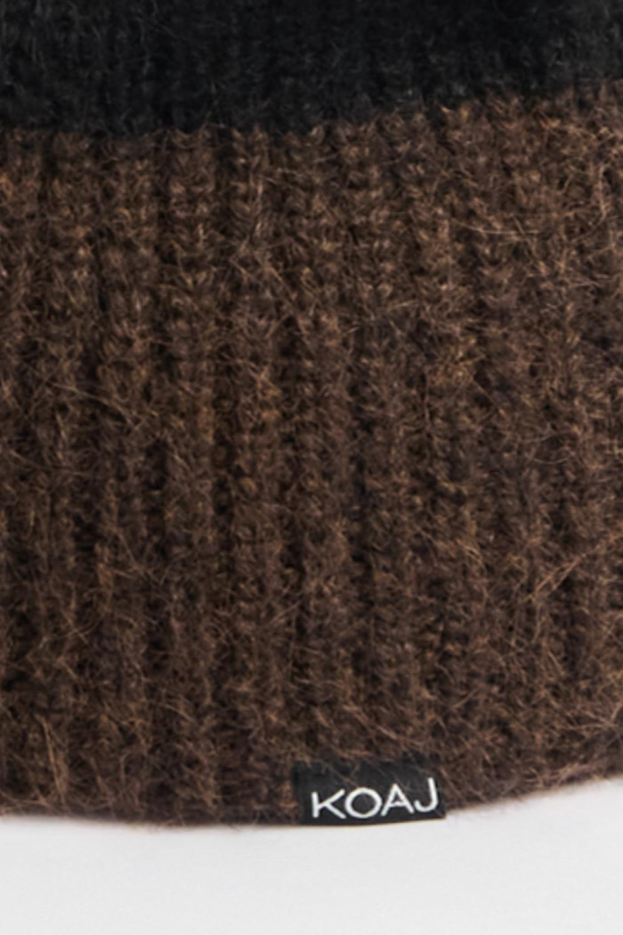 Gorro tejido unicolor con corte en contraste