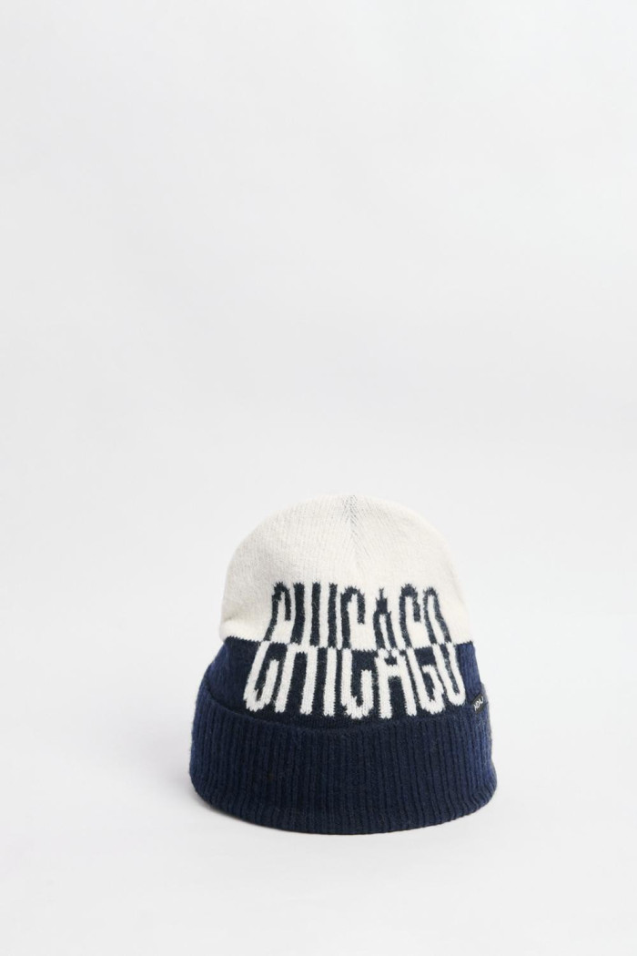 Gorro unicolor tejido con diseño college en frente