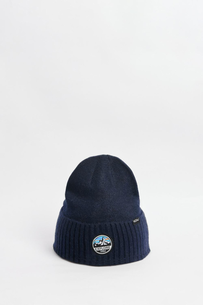 Gorro tejido azul intenso con parche decorativo