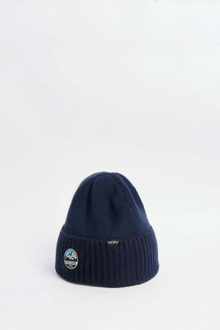 Gorro tejido azul intenso con parche decorativo