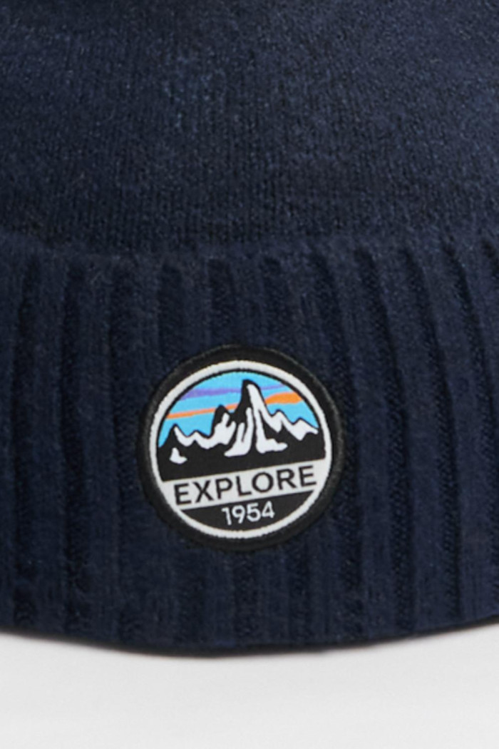 Gorro tejido azul intenso con parche decorativo