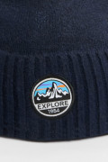 Gorro tejido azul intenso con parche decorativo
