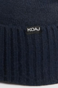 Gorro tejido azul intenso con parche decorativo