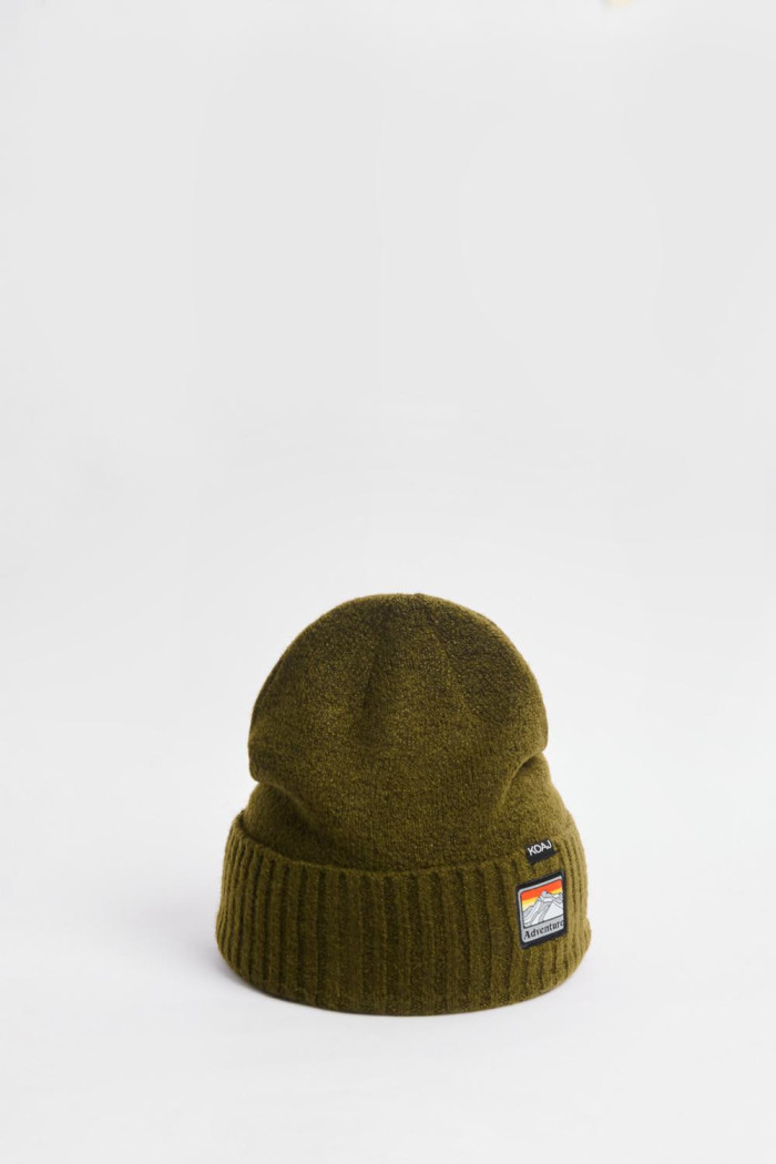 Gorro verde oscuro tejido con parche decorativo en frente