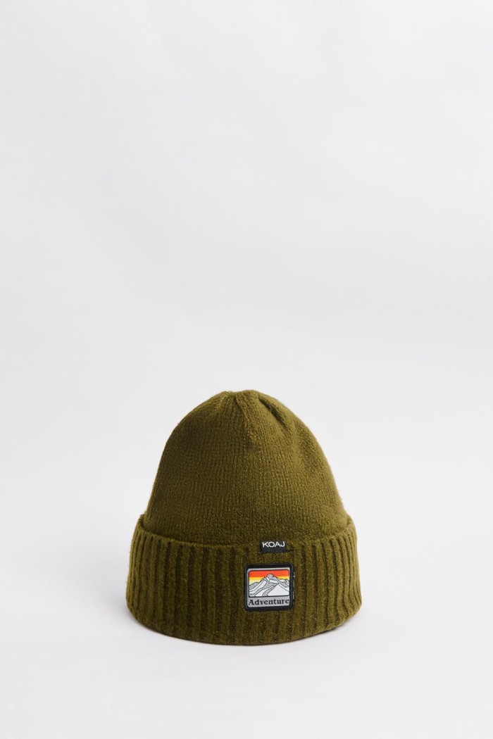 Gorro verde oscuro tejido con parche decorativo en frente