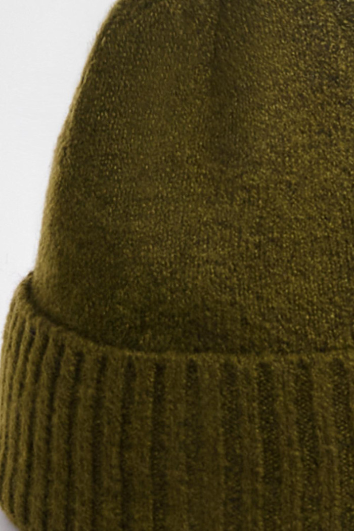 Gorro verde oscuro tejido con parche decorativo en frente