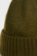 Gorro verde oscuro tejido con parche decorativo en frente