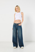 Camiseta unicolor crop top con manga sisa y texturas