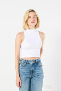 Camiseta crop top unicolor con cuello alto