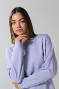 Buzo lila perchado oversize con cuello redondo