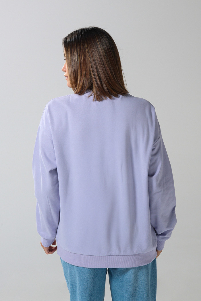 Buzo lila perchado oversize con cuello redondo