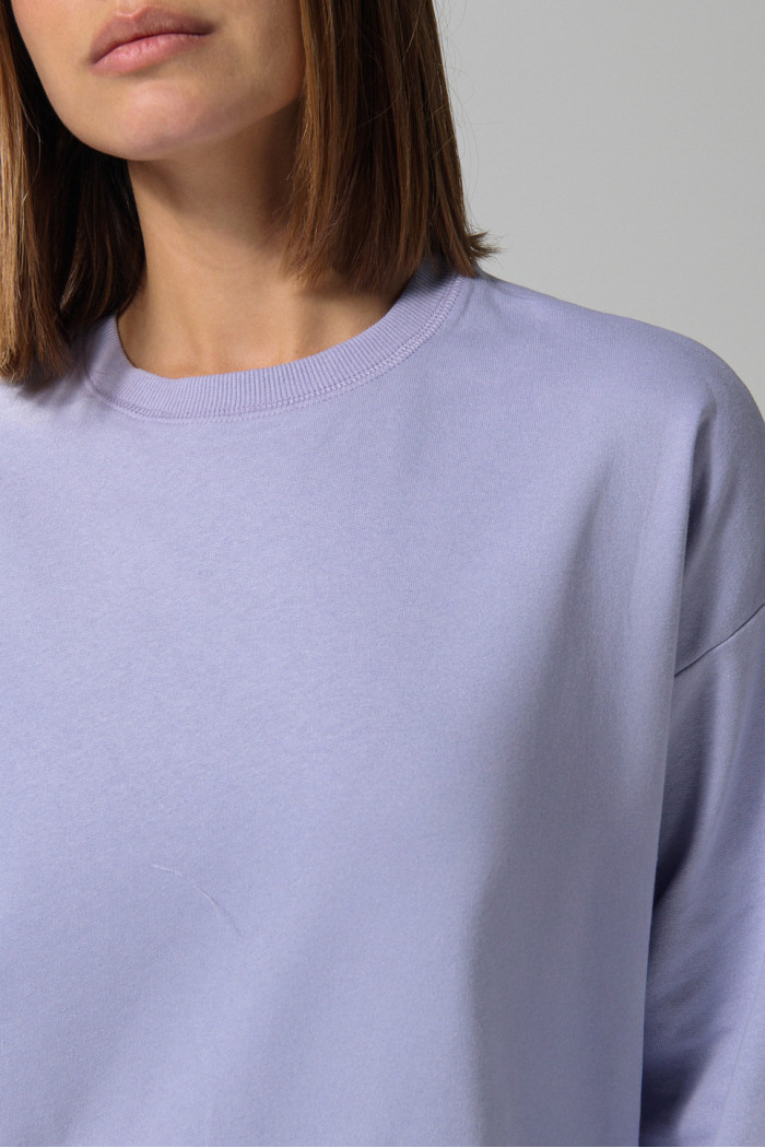 Buzo lila perchado oversize con cuello redondo