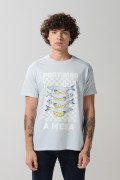 Camiseta azul clara manga corta con diseño de comida