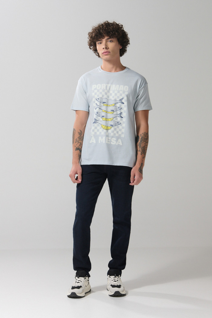 Camiseta azul clara manga corta con diseño de comida