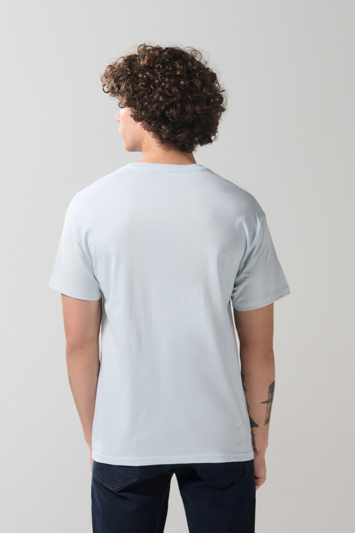 Camiseta azul clara manga corta con diseño de comida