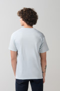 Camiseta azul clara manga corta con diseño de comida