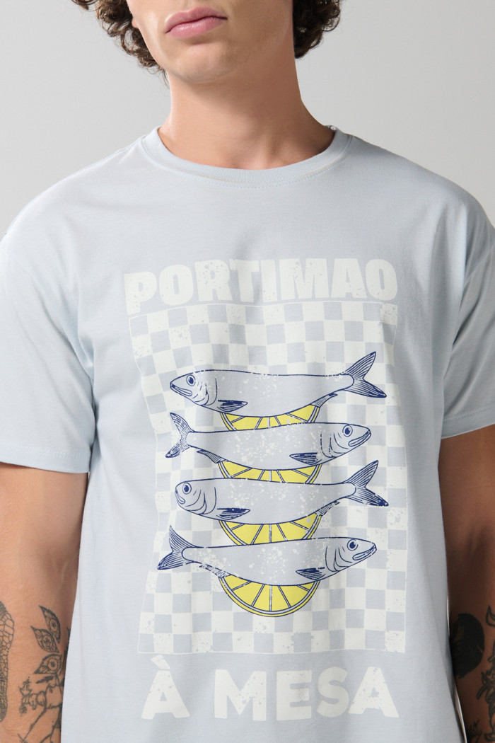 Camiseta azul clara manga corta con diseño de comida
