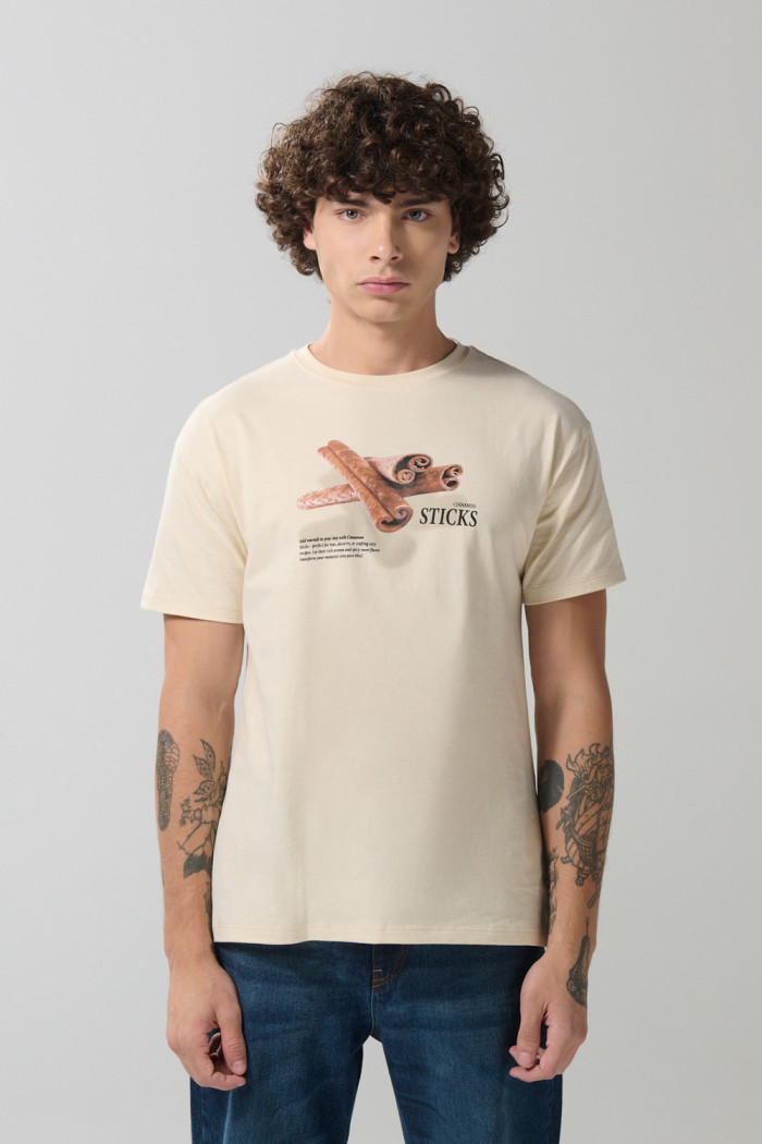 Camiseta kaki clara manga corta con diseño de canela
