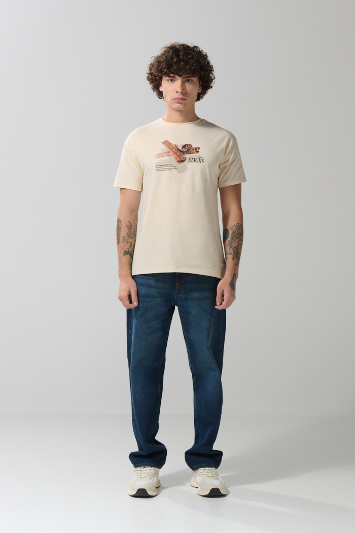 Camiseta kaki clara manga corta con diseño de canela