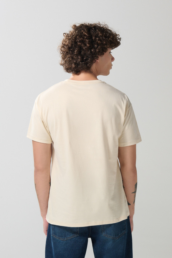 Camiseta kaki clara manga corta con diseño de canela