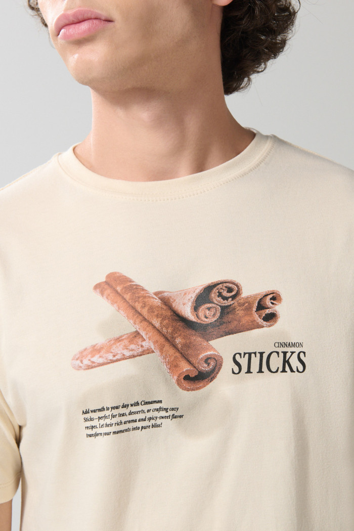 Camiseta kaki clara manga corta con diseño de canela