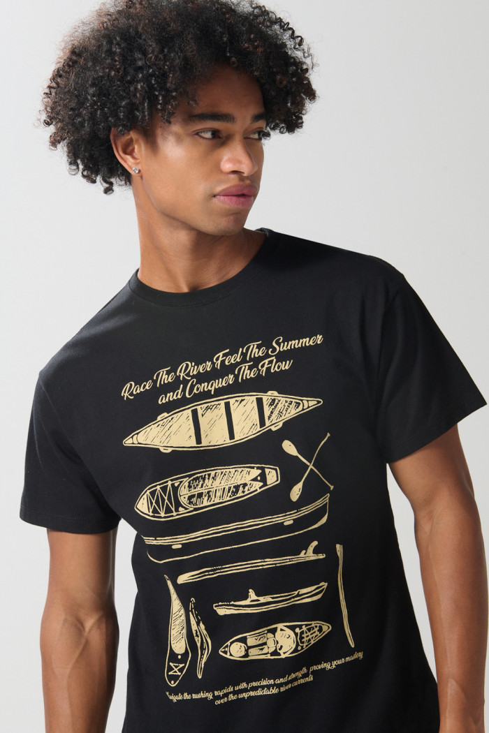 Camiseta negra en algodón cuello redondo con arte de playa