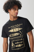 Camiseta negra en algodón cuello redondo con arte de playa